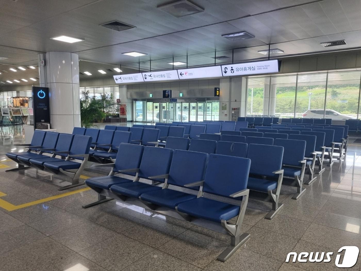 본문 이미지 - 플라이강원이 국제선에 이어 국내선 운항을 중단한 지 닷새째인 24일 양양국제공항 국내선 대합실이 휑한 모습을 보이고 있다. 2023.5.24/뉴스1 윤왕근 기자