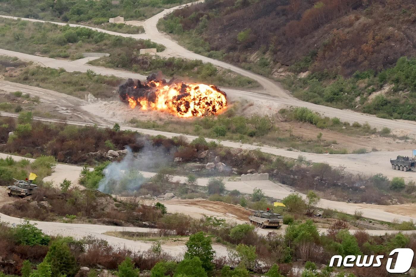 25일 경기도 포천 승진과학화훈련장에서 열린 2023 연합·합동 화력격멸훈련에서 지뢰제거 장비 미클릭&#40;MICLIC&#41;을 활용해 지뢰지대를 개척하고 있다. &#40;국방부 제공&#41; 2023.5.25/뉴스1