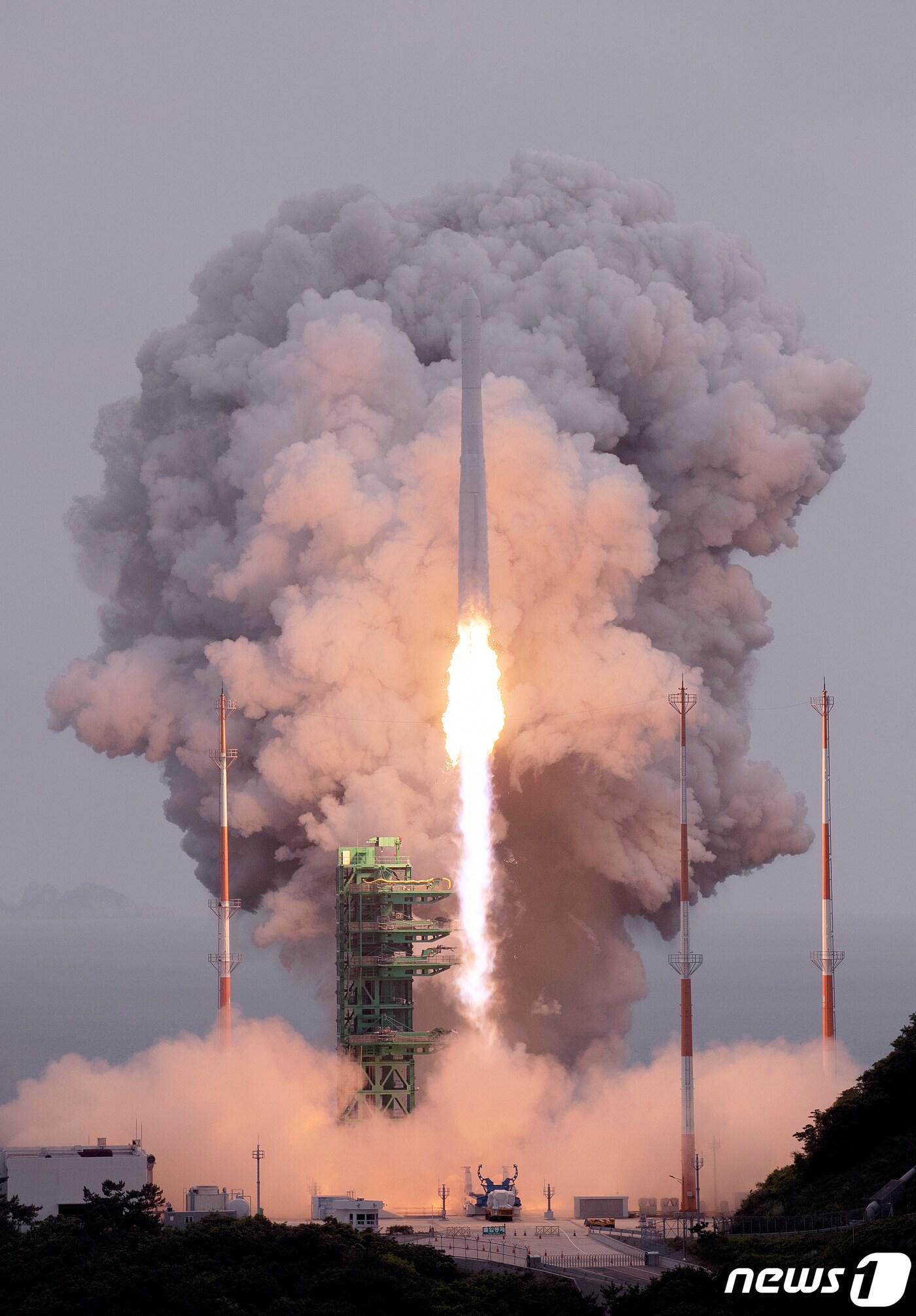 본문 이미지 - 한국형 우주발사체 누리호(KSLV-Ⅱ)가 25일 오후 전남 고흥군 나로우주센터에서 발사되고 있다. 누리호는 2021년 10월21일 1차, 2022년 6월21일 2차 발사가 이뤄졌다. 1, 2차 발사가 성능 검증을 위한 목적이었다면 이번 3차 발사는 처음으로 실용 위성을 우주로 데려가는 실전이다. 이번에 실려 가는 위성은 차세대소형위성 2호(카이스트 인공위성연구소), 도요샛 4기(천문연), LUMIR-T1(루미르), JAC(져스텍), KSAT3U(카이로스페이스) 등 총 8개다. (항공우주연구원 제공) 2023.5.25/뉴스1 ⓒ News1 이재명 기자