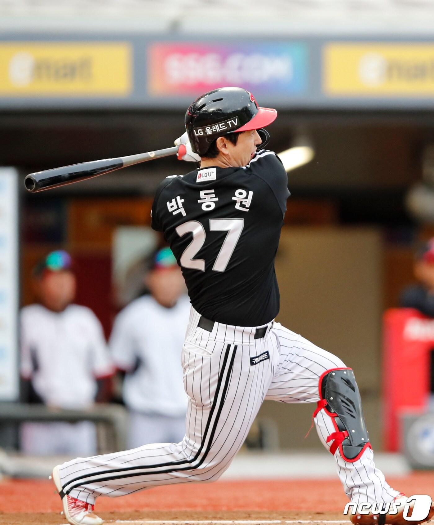 본문 이미지 - 25일 오후 인천 미추홀구 SSG랜더스필드에서 열린 프로야구 '2023 신한 SOL KBO리그' LG트윈스와 SSG랜더스의 경기, 1회초 2사 주자 1,2루에서 LG박동원이 3점 홈런을 치고 있다. 2023.5.25/뉴스1 ⓒ News1 김도우 기자