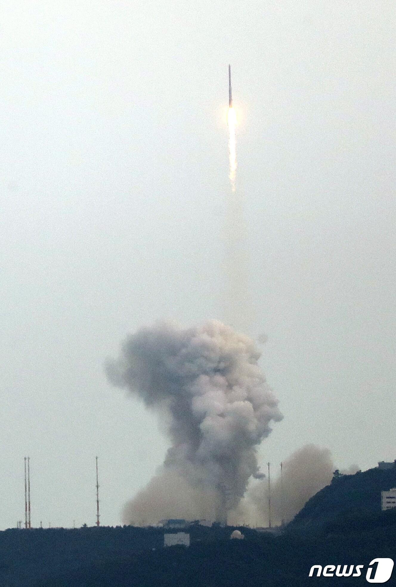 본문 이미지 - 한국형 우주발사체 누리호(KSLV-Ⅱ)가 25일 오후 전남 고흥군 나로우주센터에서 발사되고 있다. 누리호는 2021년 10월21일 1차, 2022년 6월21일 2차 발사가 이뤄졌다.  2023.5.25/뉴스1 ⓒ News1 이재명 기자