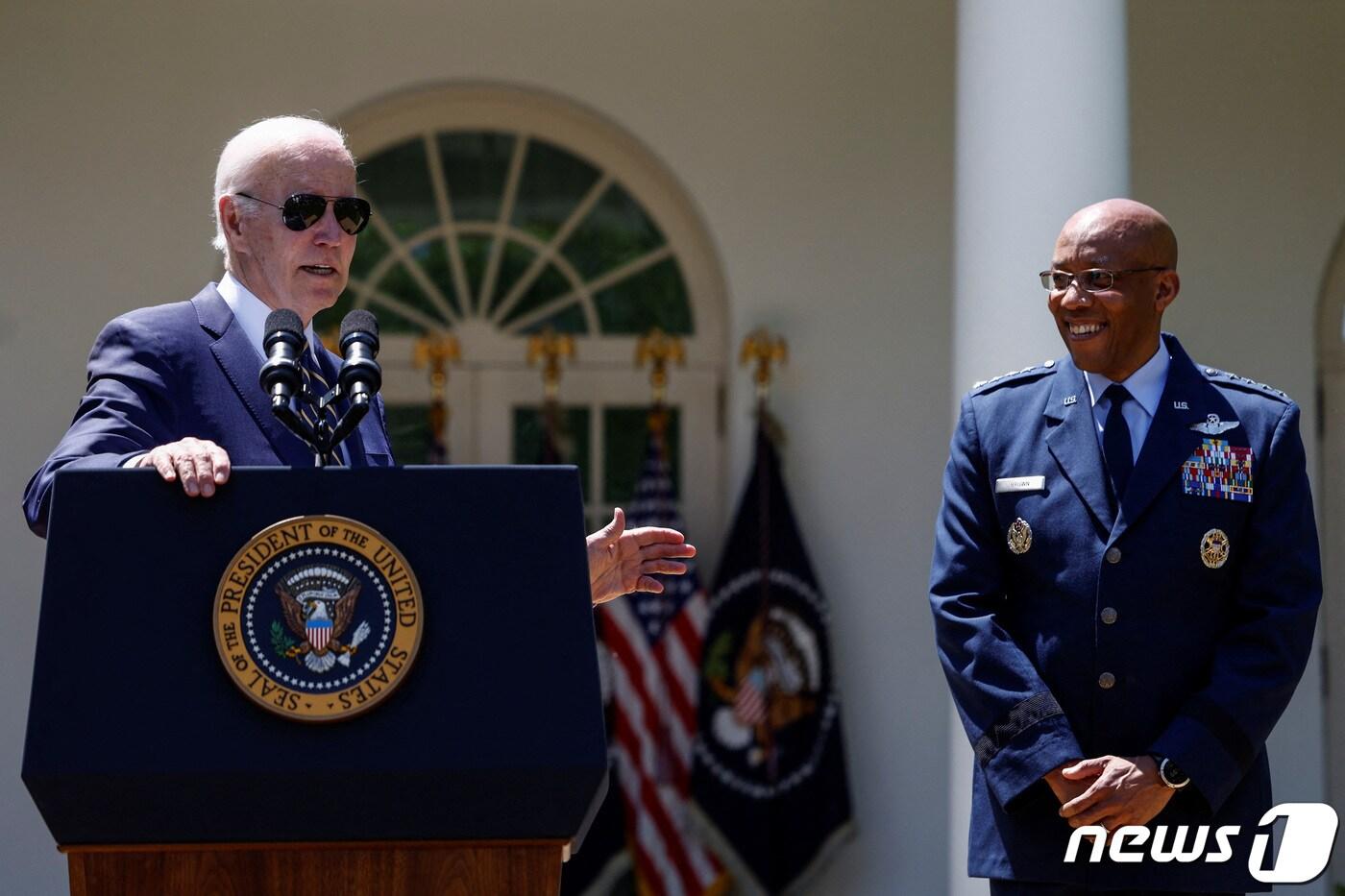 본문 이미지 - 조 바이든 미국 대통령이 25일(현지시간) 미 백악관 로즈가든에서 찰스 브라운 공군참모총장을 차기 합참의장으로 공식 지명하고 있다. 2023.5.25. ⓒ 로이터=뉴스1 ⓒ News1 김현 특파원