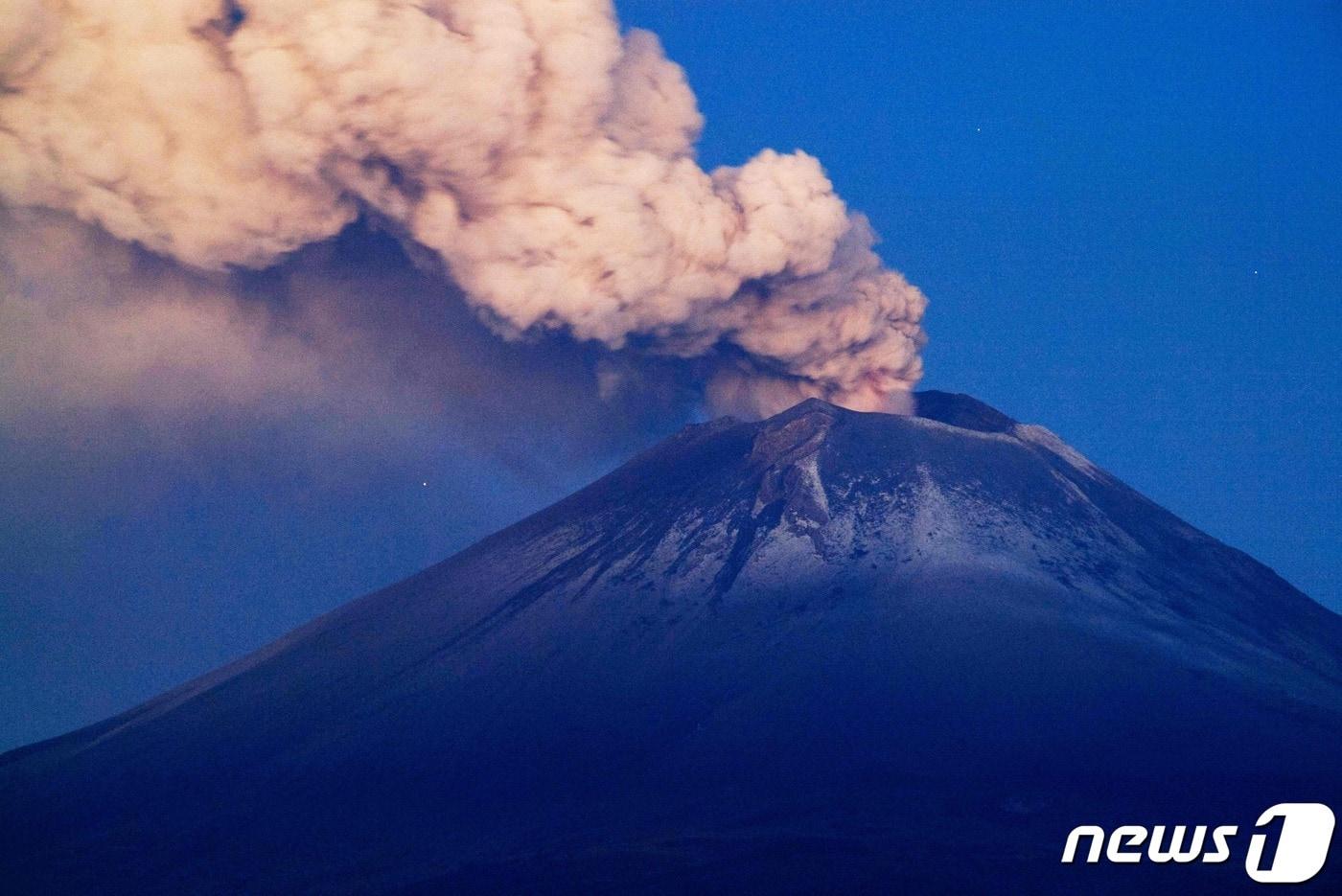 본문 이미지 - 멕시코 푸에블라주 산티아고 살리트신틀라에서 본 포포카테페틀 화산이 폭발해 화산재를 뿜어내고 있다. 사진은 기사 내용과 관계 없음. 2023.5.26 ⓒ AFP=뉴스1