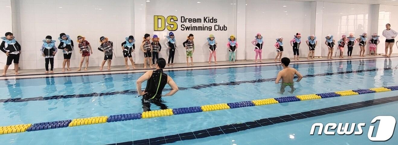 본문 이미지 - 충북교육청은 도내 공립 6곳, 사립 4곳 총 10개 유치원을 대상으로 생존 수영을 시범운영한다.(충북교육청 제공)/ 뉴스1