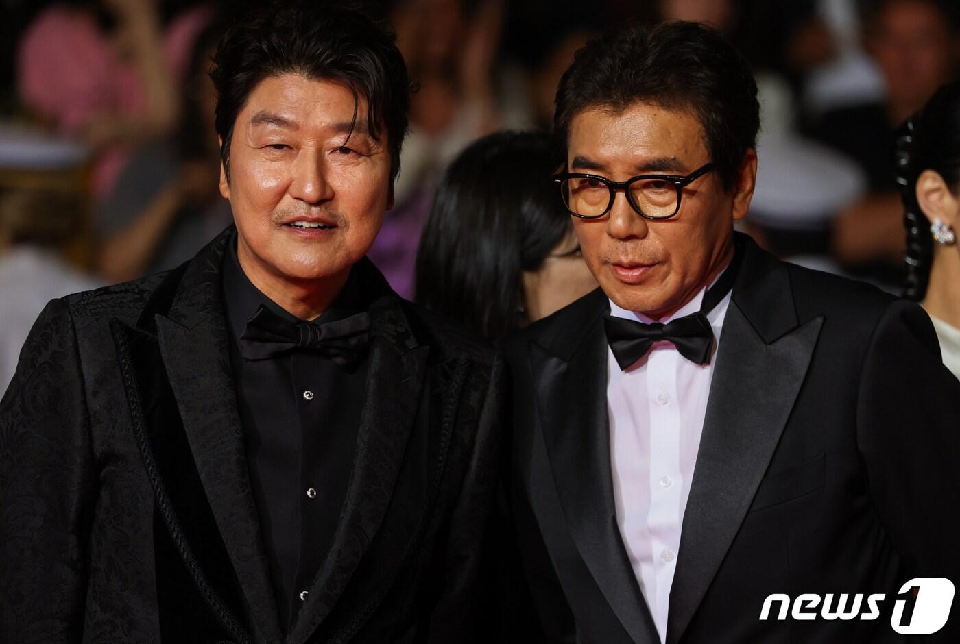 본문 이미지 - 25일 오후(현지시간) 프랑스 남부 칸 팔레 데 페스티발(Palais des Festival) 뤼미에르 대극장에서 열린 제76회 칸 국제영화제 비경쟁 부문 초청작 ‘거미집’ 시사회에서 배우 송강호와 김지운 감독이 레드 카펫에 오르고 있다. 2023.5.26/뉴스1 ⓒ News1 이준성 기자