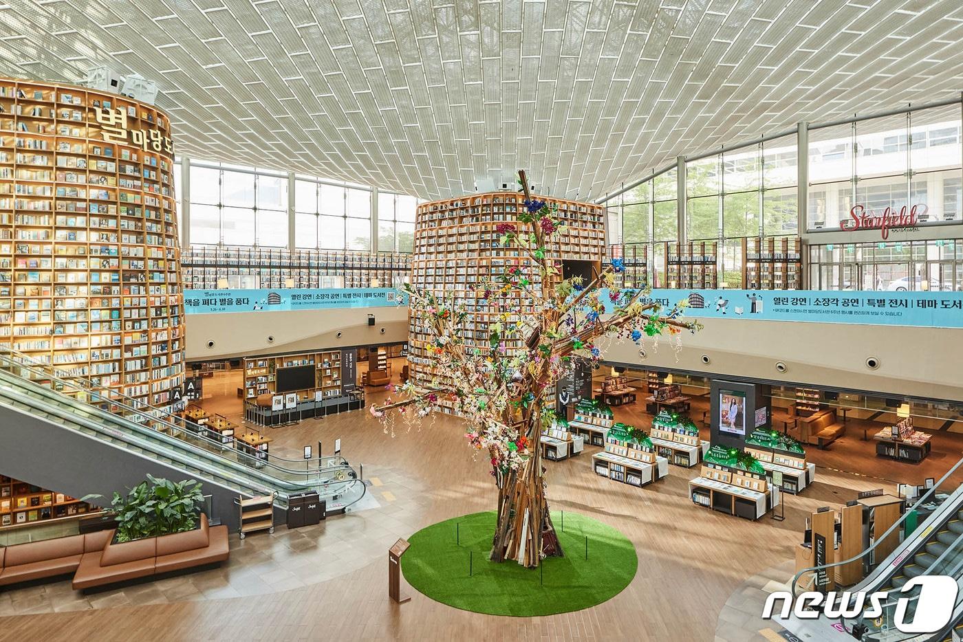 별마당 도서관 6주년 '책을 펴다 별을 품다' 전경(신세계프라퍼티 제공)