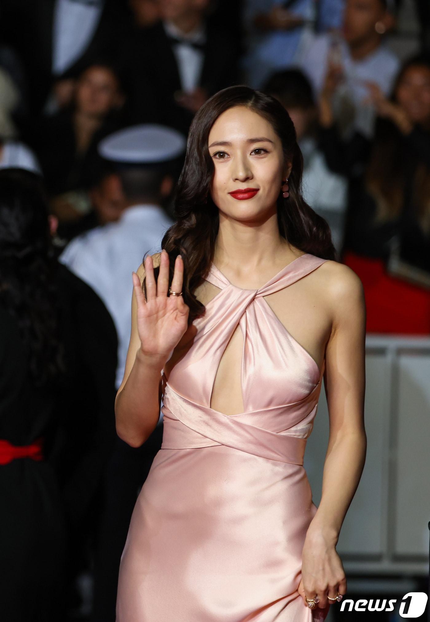 본문 이미지 - 25일 오후(현지시간) 프랑스 남부 칸 팔레 데 페스티발(Palais des Festival) 뤼미에르 대극장에서 열린 제76회 칸 국제영화제 비경쟁 부문 초청작 ‘거미집’ 시사회에서 배우 전여빈과 정수정(크리스탈)이 레드 카펫에 오르고 있다. 2023.5.26/뉴스1 ⓒ News1 이준성 기자