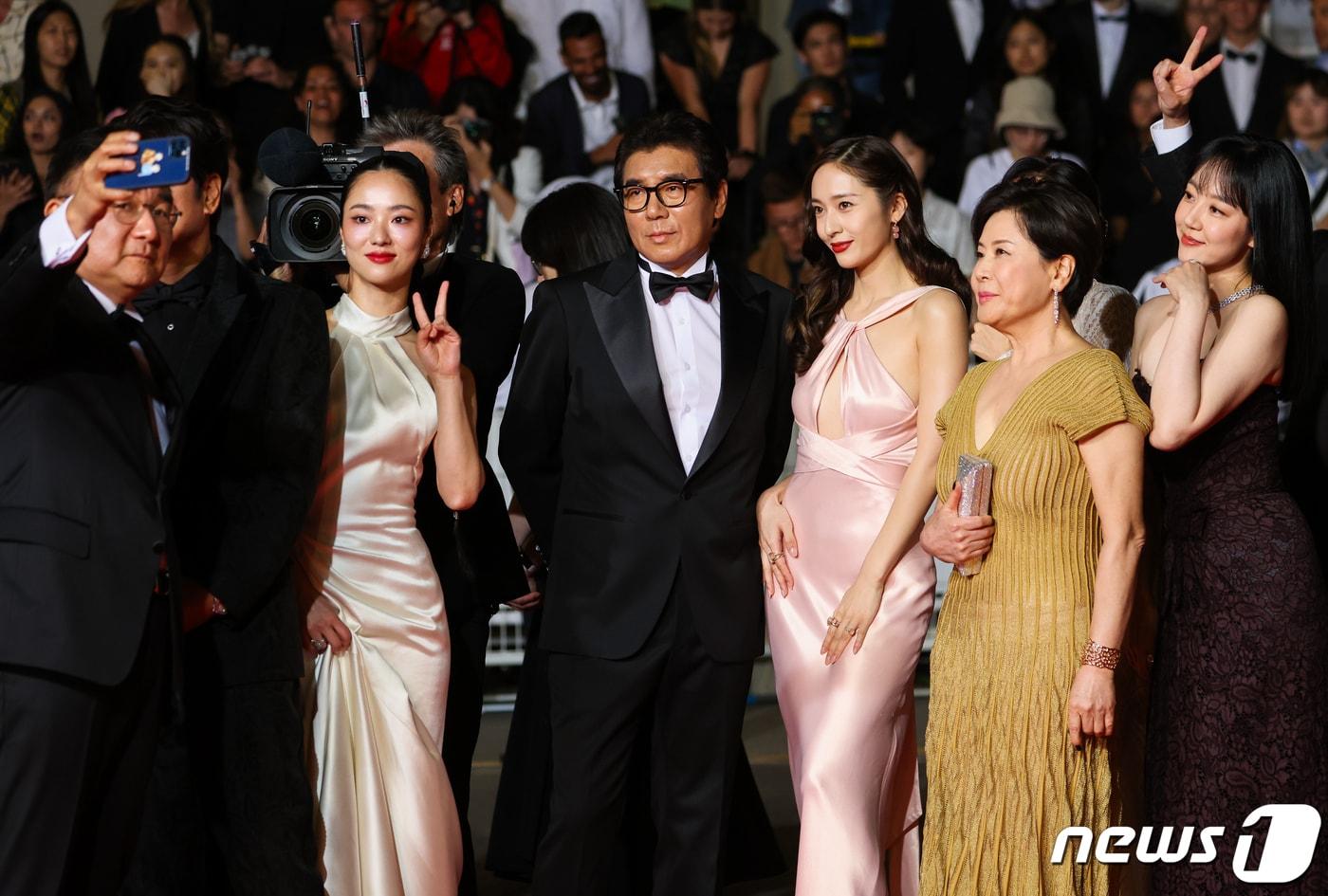 본문 이미지 - 25일 오후(현지시간) 프랑스 남부 칸 팔레 데 페스티발(Palais des Festival) 뤼미에르 대극장에서 열린 제76회 칸 국제영화제 비경쟁 부문 초청작 ‘거미집’ 시사회에서 김지운 감독(오른쪽 네번째)과 출연진들이 레드 카펫에 오르기 전 휴대폰으로 셀카를 찍고 있다. 2023.5.26/뉴스1 ⓒ News1 이준성 기자