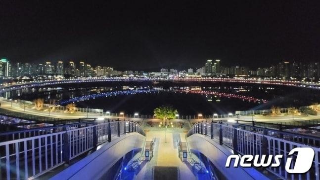 본문 이미지 - 세종시 명물인 금강보행교 야경. (세종시 제공) / 뉴스1