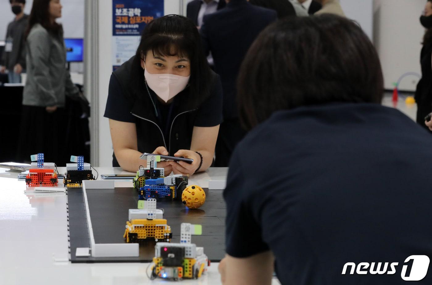 본문 이미지 - 2023년 제18회 대한민국 보조공학기기 박람회에서 관계자가 로봇 축구를 하고 있다. 2023.5.26 ⓒ 뉴스1 김성진 기자