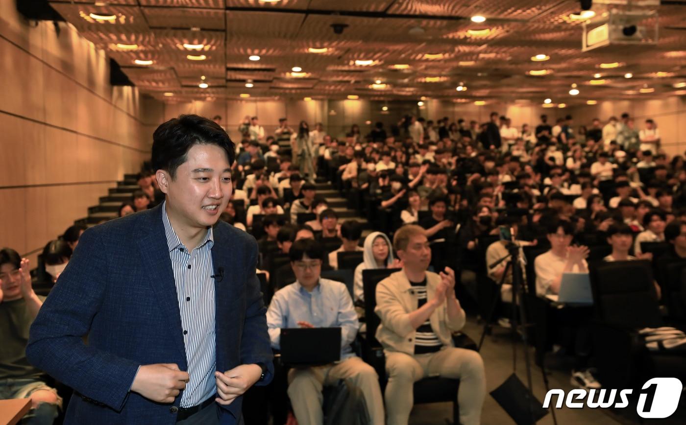 이준석 전 국민의힘 대표가 26일 오후 서울 성북구 국민대학교 본부관 학술회의장에서 '논쟁 사회를 위한 고민'을 주제로 특강을 위해 단상으로 향하고 있다. ⓒ News1 박정호 기자