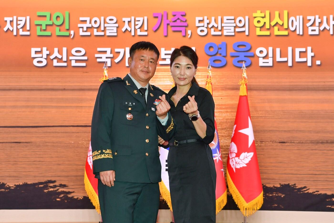  26일 충남 계룡대에서 열린 '2023년 자랑스러운 육군 가족상 시상식'에 참석한 전투지휘훈련단 최재봉 중령(왼쪽)과 아내 이정숙씨.(육군 제공)