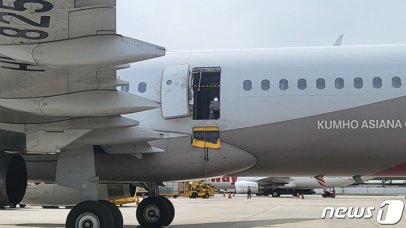 제주에서 대구로 오던 아시아나 항공기가 대구공항 상공에서 착륙 전 문이 열려 승객 10여명이 호흡곤란 증세를 보이다 이중 9명이 병원으로 이송됐다. 26일 대구시에 따르면 이날 제주발 대구행 아시아나 항공기가 착륙시 문이 열리면서 승객들이 호흡곤란 증세를 보이는 등 아찔한 상황이 연출됐다. 이중 증세가 계속된 9명은 즉각 병원으로 이송, 치료 중이다. 사진은 26일 오후 대구공항에 강제 개방된 채 착륙한 항공기 모습. 2023/5.26/뉴스1 ⓒ News1 공정식 기자