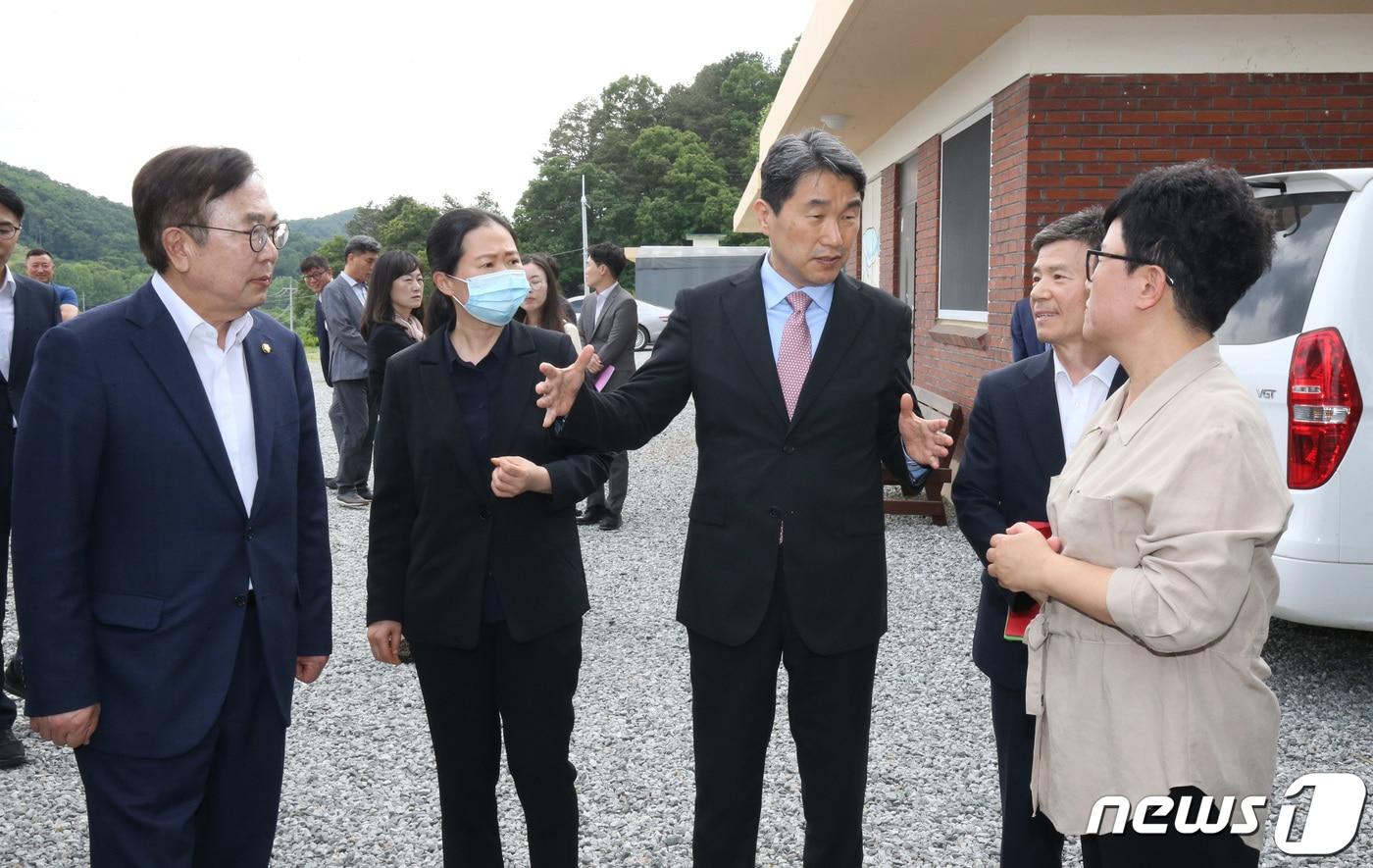 본문 이미지 - 이주호 부총리 겸 교육부 장관이 대전 유성구에 위치한 학교폭력 피해학생 지원기관 '해맑음센터'를 방문해 안전 실태를 점검하고 있다. /뉴스1 ⓒ News1 김기태 기자