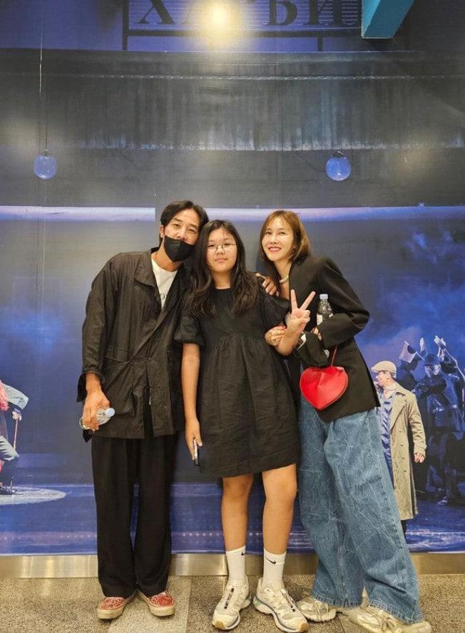 본문 이미지 - 배우 엄태웅, 엄지온, 윤혜진(왼쪽부터)윤혜진 SNS 캡처