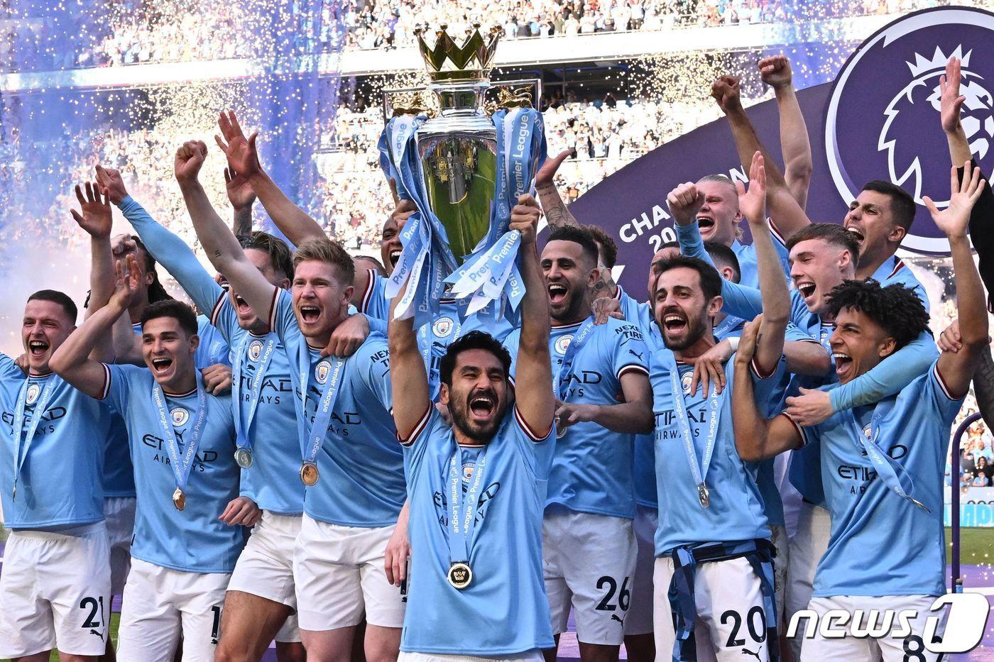 본문 이미지 - 3연속 EPL 우승을 차지한 맨체스터 시티. ⓒ AFP=뉴스1