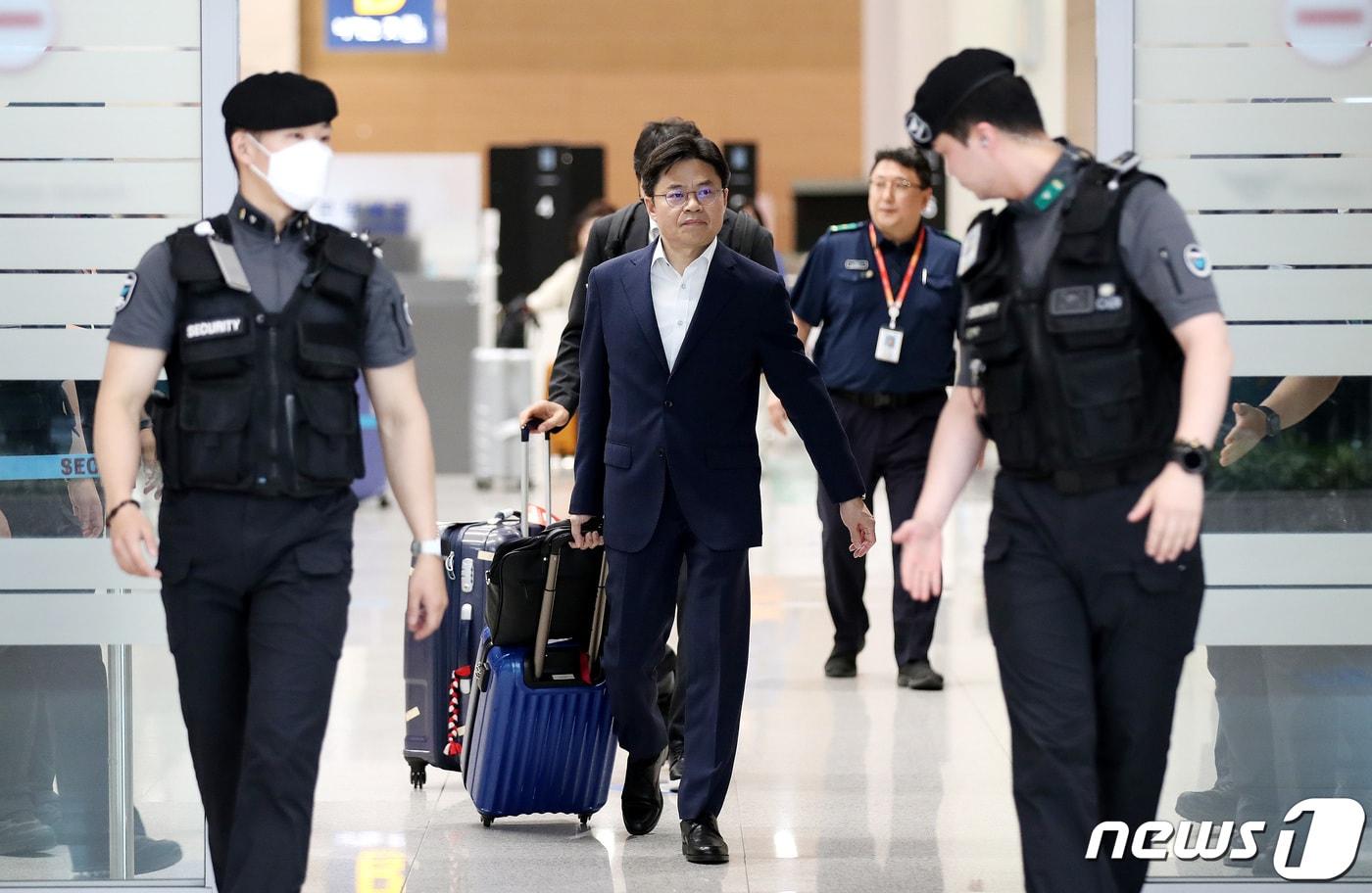 본문 이미지 - 일본 후쿠시마 오염수 시찰을 마친 유국희 원자력안전위원장이 26일 오후 인천국제공항 2터미널로 귀국하고 있다. 2023.5.26/뉴스1 ⓒ News1 박지혜 기자