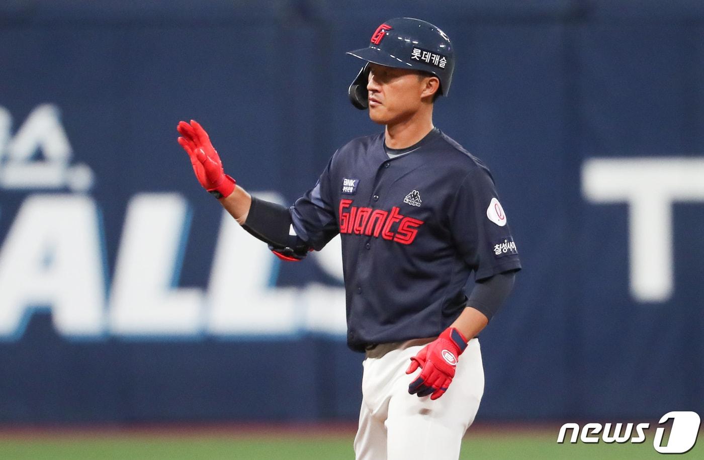 26일 서울 구로구 고척 스카이돔에서 열린 프로야구 '2023 신한은행 SOL KBO리그' 롯데 자이언트와 키움 히어로즈 경기 5회초 무사 상황에서 롯데 노진혁이 2루타를 날린 뒤 기뻐하고 있다. 2023.5.26/뉴스1 ⓒ News1 허경 기자