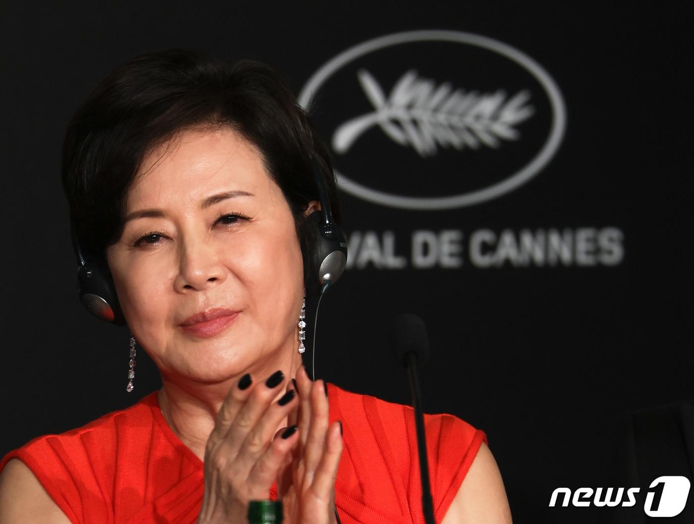 본문 이미지 - 제76회 칸 국제영화제 폐막을 하루 앞둔 26일 오후&#40;현지시간&#41; 프랑스 남부 소도시 칸 ‘팔레 데 페스티발’&#40;Palais des Festival&#41;에서 열린 ‘거미집’&#40;Coweb&#41; 공식 기자회견에서 배우 박정수가 김지운 감독의 대답에 박수를 치고 있다. 2023.5.26/뉴스1 ⓒ News1 이준성 기자