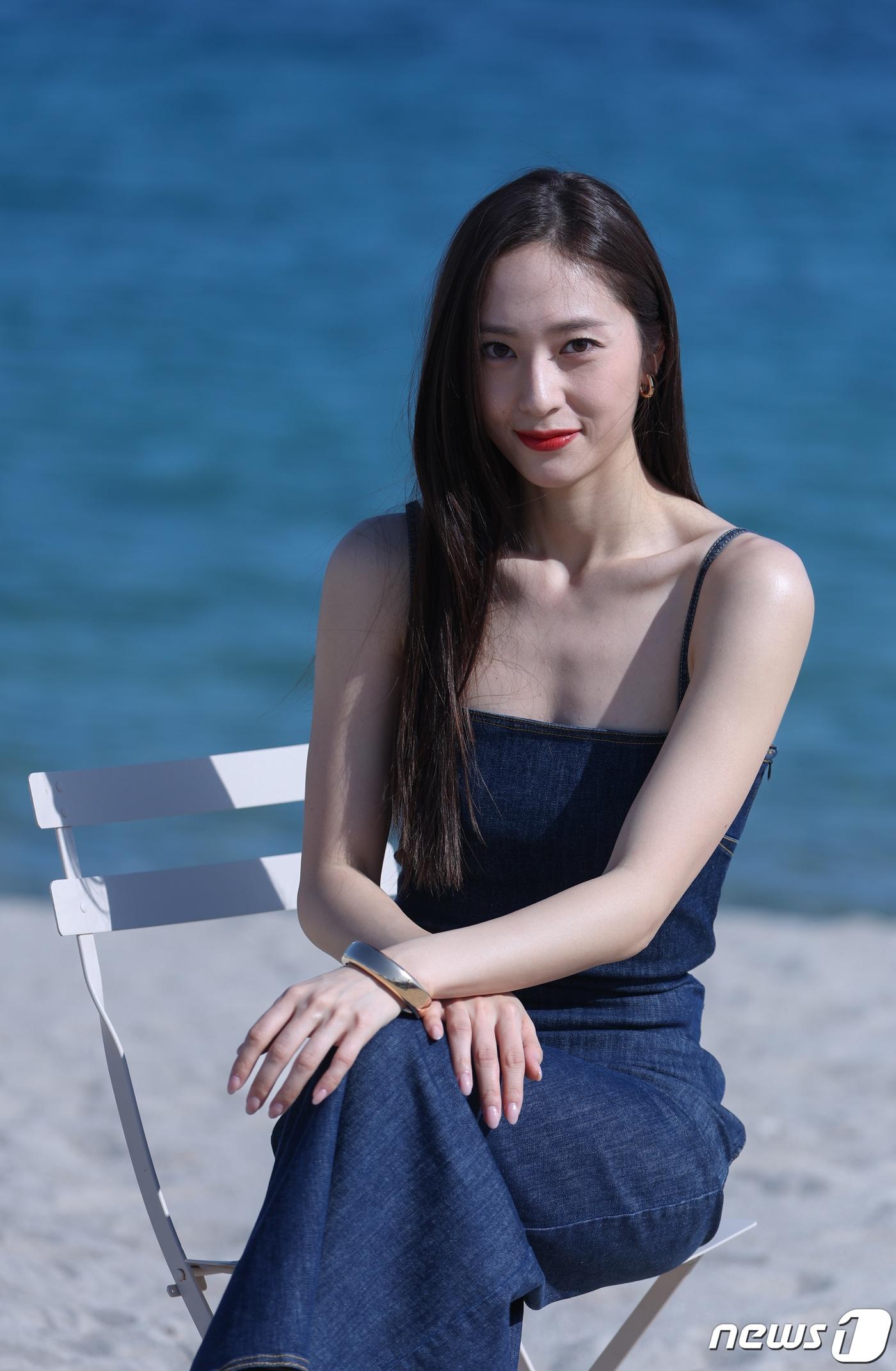 본문 이미지 - 베우 정수정(크리스탈)이 26일 오후(현지시간) 프랑스 남부 소도시 칸 팔레 데 페스티발(Palais des Festival) 영화진흥위원회 부스에서 국내 취재진 대상으로 열린 영화 '거미집' 라운드 인터뷰에 참석해 사진 촬영을 하고 있다. 2023.5.27/뉴스1 ⓒ 뉴스1 이준성 기자