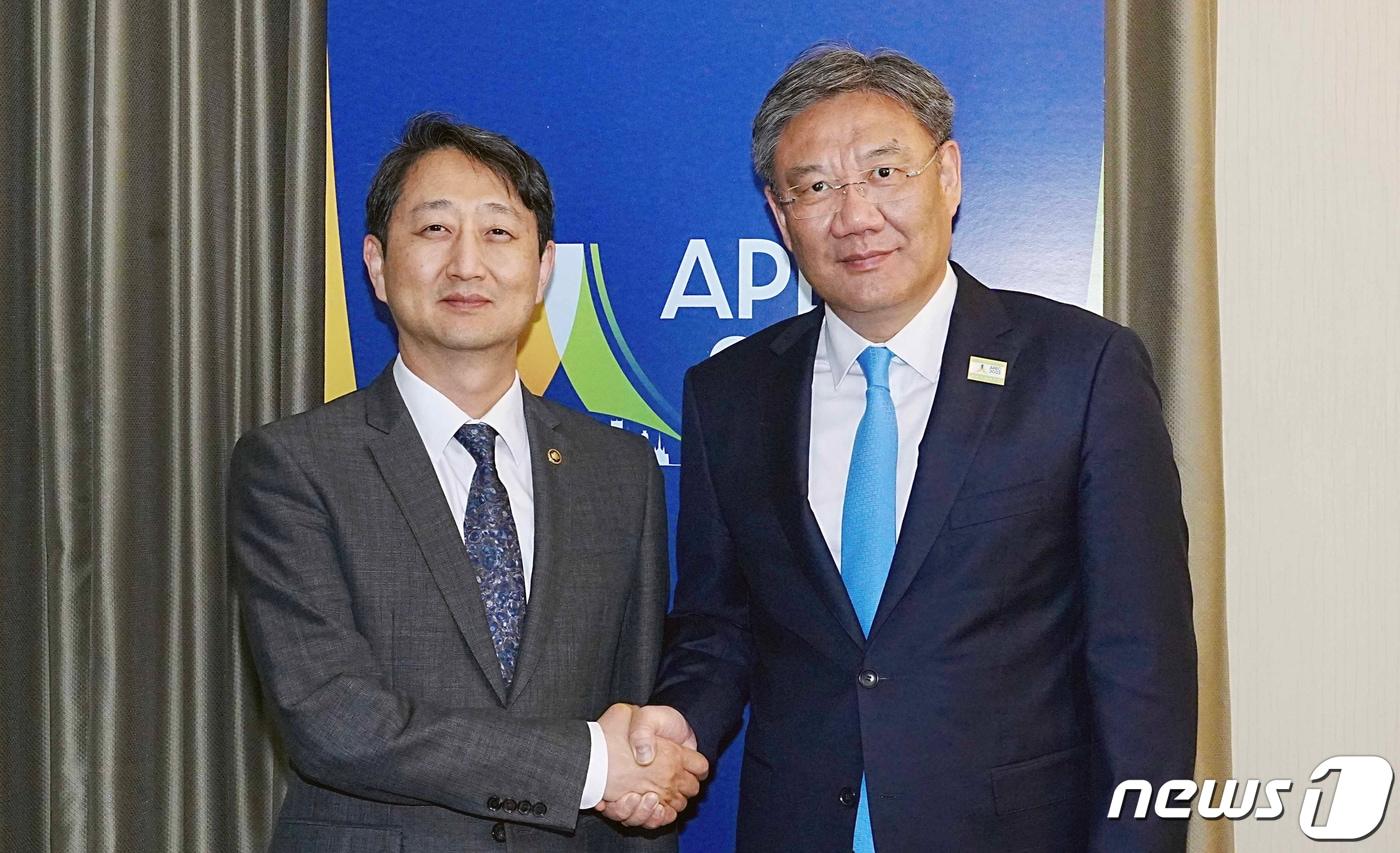 안덕근 산업통상자원부 통상교섭본부장이 26일 오후(현지시간) 미국 디트로이트 WBC호텔에서 왕 원타오(Wang Wentao) 중국 상무부 부장과 면담을 갖고 있다. (산업통상자원부 제공) 2023.5.27/뉴스1