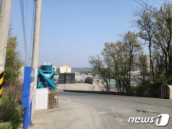 본문 이미지 - 경기 고양시 식사동 주민들의 오랜 숙원인 주거지 인근 레미콘 공장과 폐기물 처리시설 이전을 놓고 최근 정치권에서 불법영업을 지적하며 허가 취소 등을 요구하는 목소리가 나오고 있다, 사진은 아파트단지(사진 오른쪽)와 불과 수백m 떨어진 곳에 위치한 레미콘 공장. /박대준 기자