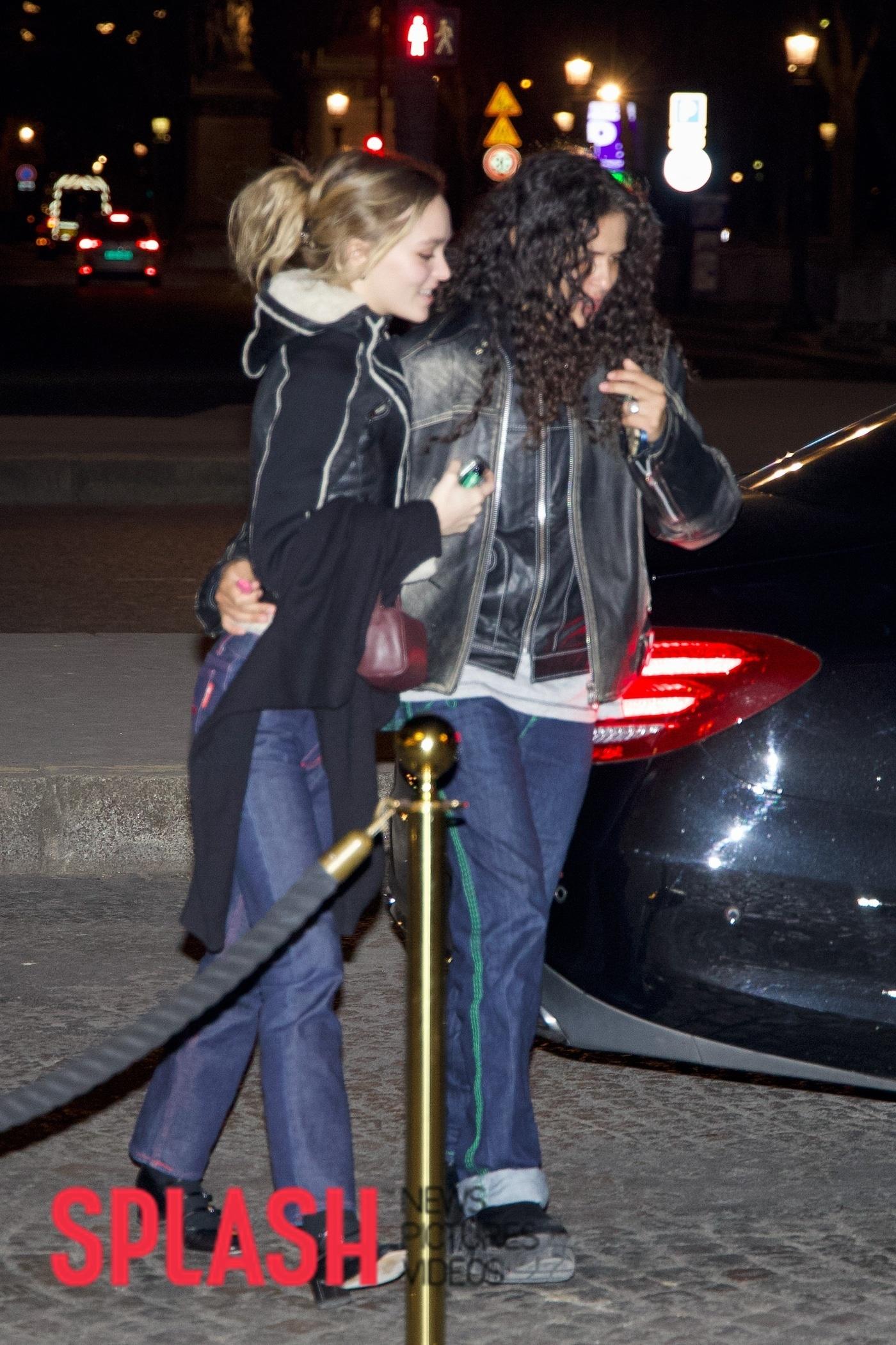 본문 이미지 - 릴리 로즈 뎁과 여자친구 070쉐이크/사진 제공=스플래시 닷컴