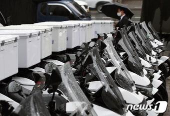본문 이미지 - 서울 강남구 역삼동 배달대행 업체 앞에 배달용 바이크가 주차되어 있다. ⓒ News1 박정호 기자