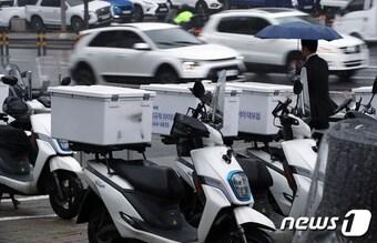 본문 이미지 - 서울 강남구 역삼동 배달대행 업체 앞에 배달용 바이크가 주차되어 있다. ⓒ News1 박정호 기자
