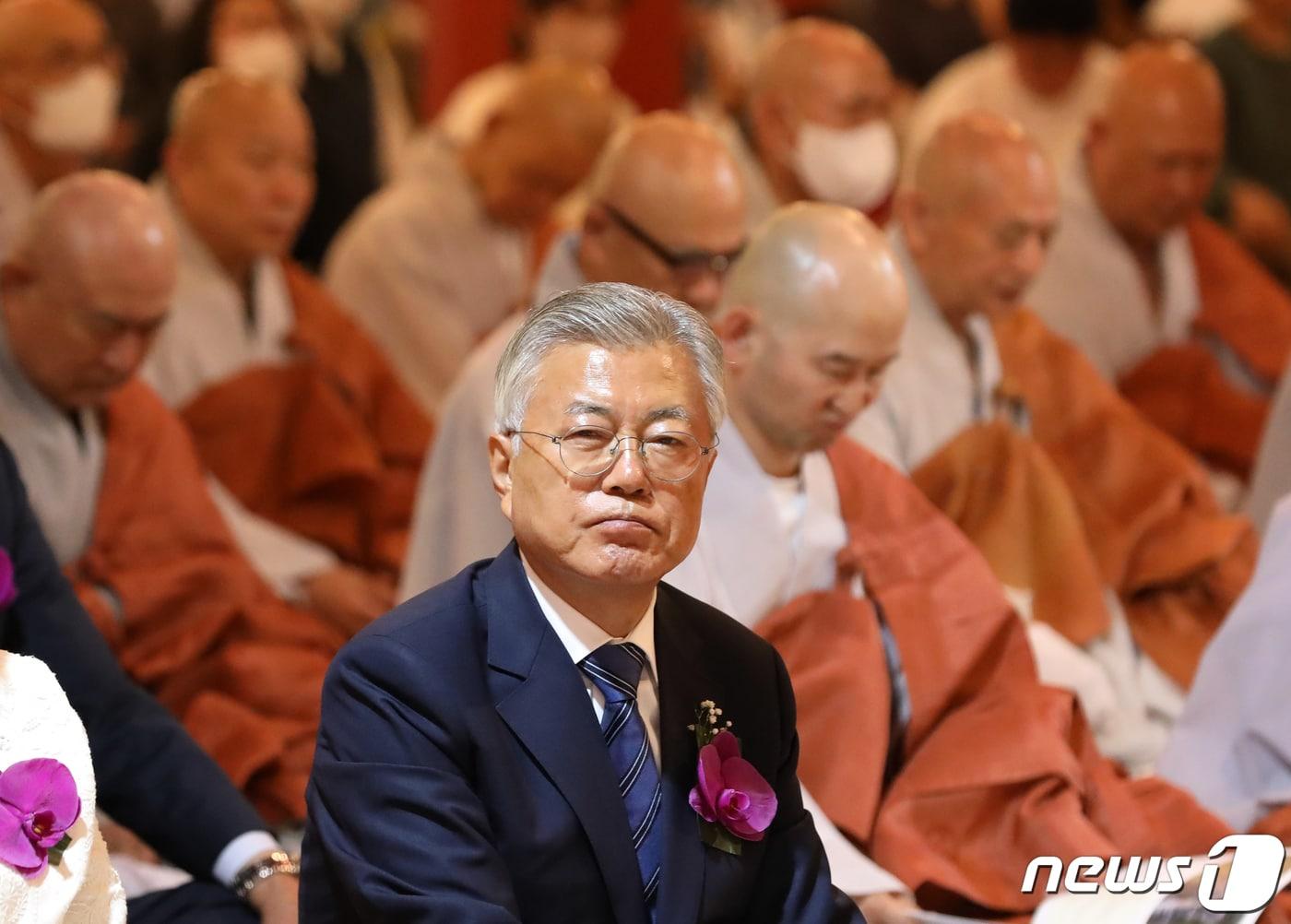 본문 이미지 - 문재인 전 대통령이 27일 경남 양산 통도사에서 열린 불기 2567년 부처님오신날 봉축법요식에 참석해 있다. 2023.5.27/뉴스1 ⓒ News1 윤일지 기자