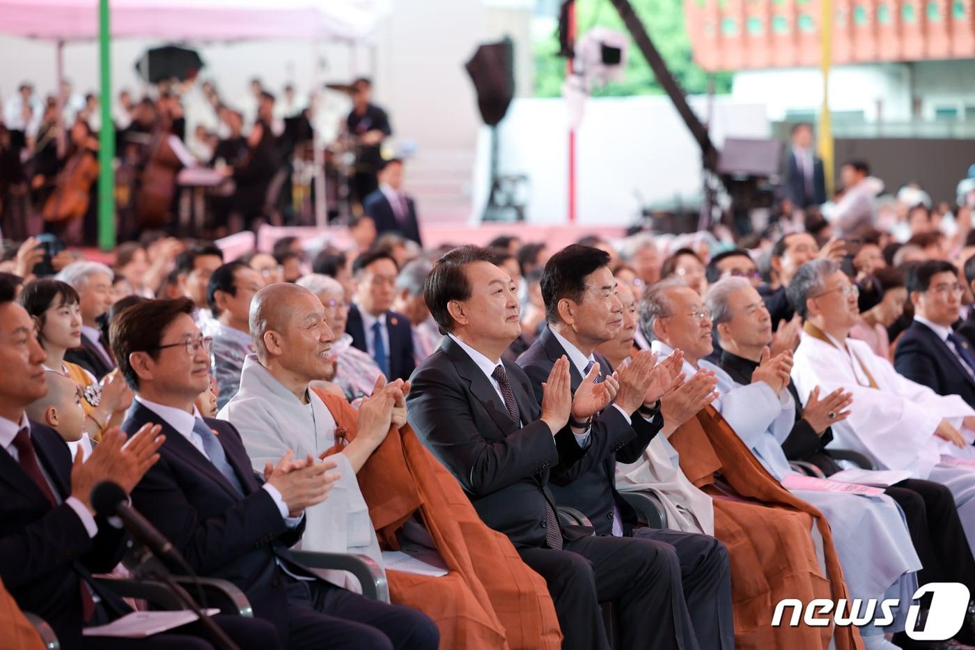 2023년 5월 27일 윤석열 대통령이 서울 종로구 조계사에서 열린 불기 2567년 부처님오신날 봉축법요식에 참석해 내빈들과 박수치고 있다. (대통령실 제공) 2023.5.27/뉴스1 ⓒ News1 오대일 기자