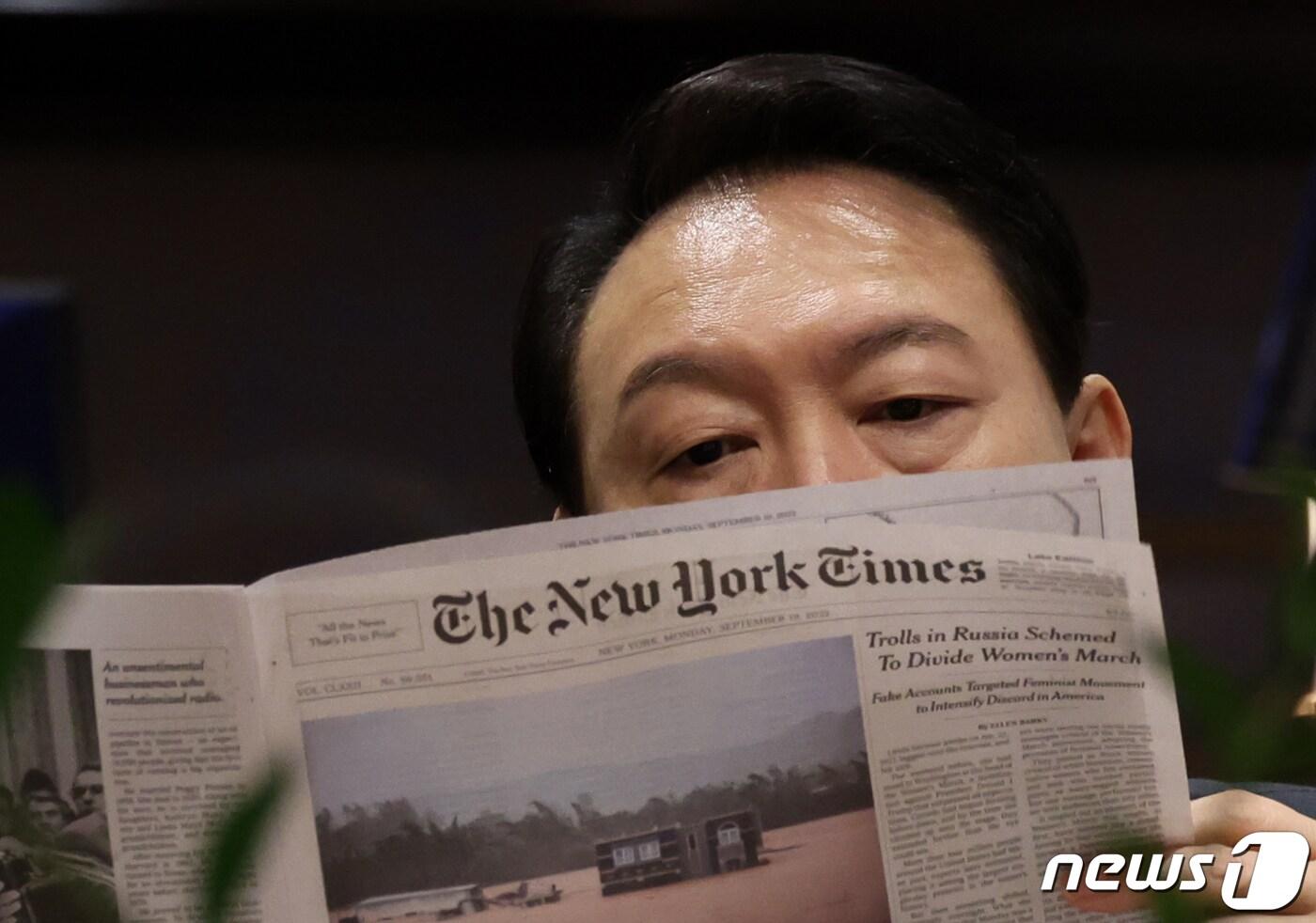 본문 이미지 - 대통령실은 27일 윤석열 정부 출범 1주년을 기념해 ‘국민과 함께 시작한 여정’이라는 제목의 사진집을 발간했다고 밝혔다. 사진은 지난 2022년 9월 뉴욕 순방 당시 참모회의 모습. (대통령실 제공) 2023.5.27/뉴스1 ⓒ News1 오대일 기자