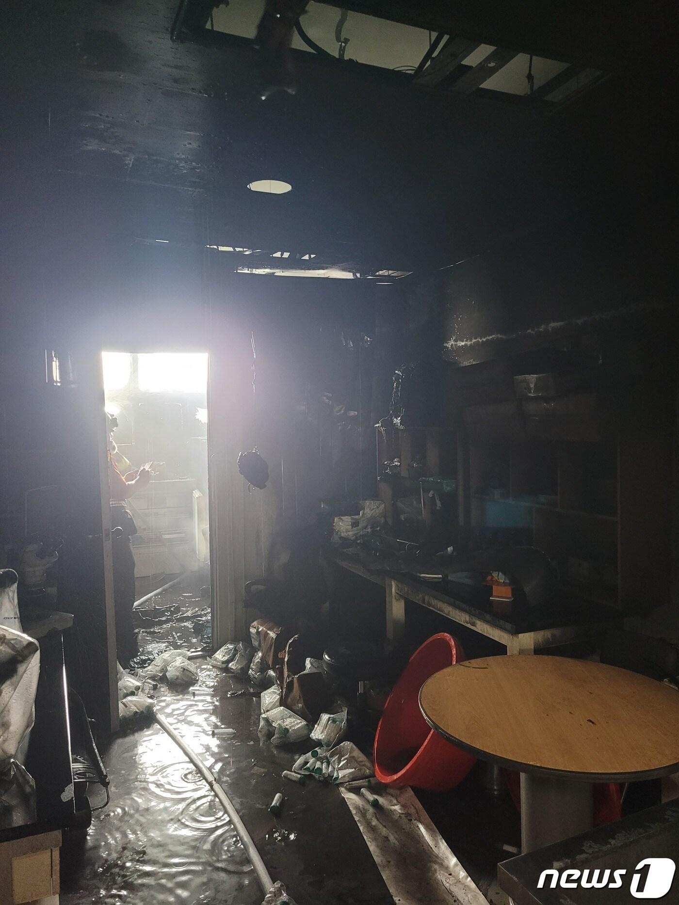 본문 이미지 - 불이 난 제주대학교 교수연구실.(제주소방서 제공)