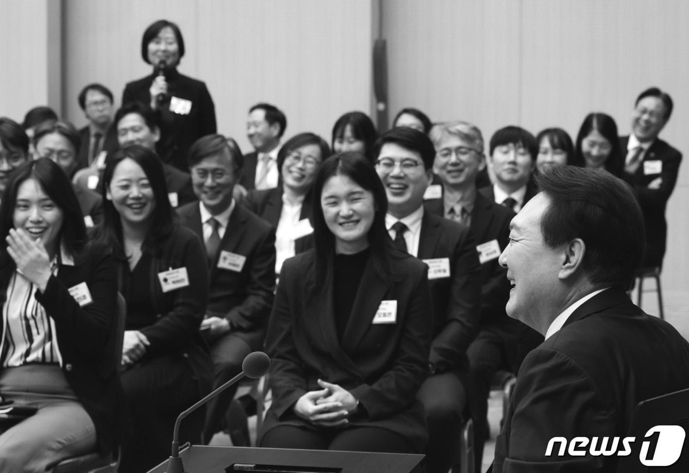  윤석열 대통령이 2023년 2월, 정부세종청사에서 MZ세대 공무원들과 대화를 나누는 모습. (대통령실 제공) 2023.5.27/뉴스1 ⓒ News1 오대일 기자