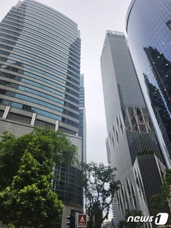 본문 이미지 - 하나은행 싱가포르 지점이 위치한 푸르덴셜 타워 전경(사진 왼쪽)/뉴스1 ⓒ News1 서상혁 기자
