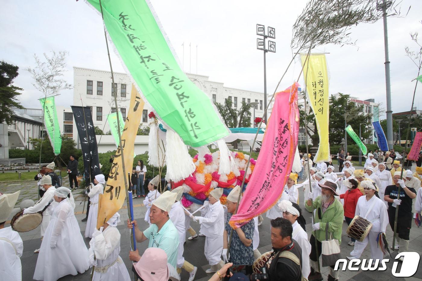 본문 이미지 - 27일 오후 광주 동구 금남로 옛 전남도청 앞에서 열린 '5·18민중항쟁 43주년 기념 부활제'에서 5·18 유가족들이 상여를 메고 행진하고 있다. 2023.5.27/뉴스1 ⓒ News1 김태성 기자