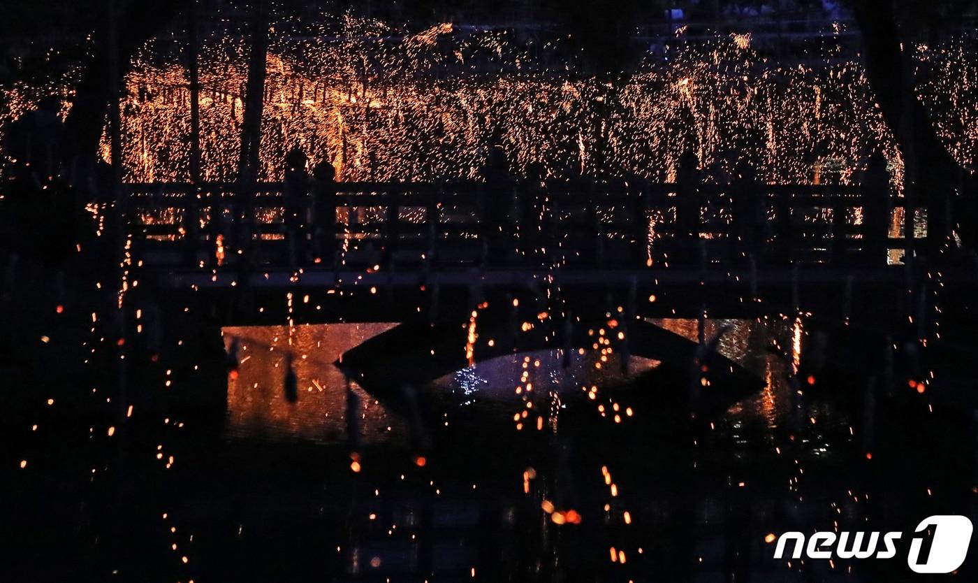 경남 함안군 함안면 무진정에서 '함안 낙화놀이'가 펼쳐지고 있다. 경남 무형문화재 제33호인 함안 낙화놀이는 숯과 한지를 꼬아 만든 실 수천 개를 줄에 매달아 해질녘 불을 붙이는 민속놀이다. 2023.5.27/뉴스1 ⓒ News1 윤일지 기자