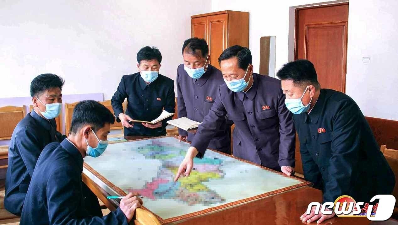 본문 이미지 - (평양 노동신문=뉴스1) = 북한 노동당 기관지 노동신문은 28일 "재해성 기후에 철저히 대처하자＂고 촉구했다. 사진은 함경북도로 ＂재해성 기후에 대처하기 위한 협의를 심화시키고 있다＂고 신문은 전했다. [국내에서만 사용가능. 재배포 금지. DB 금지. For Use Only in the Republic of Korea. Redistribution Prohibited] rodongphoto@news1.kr