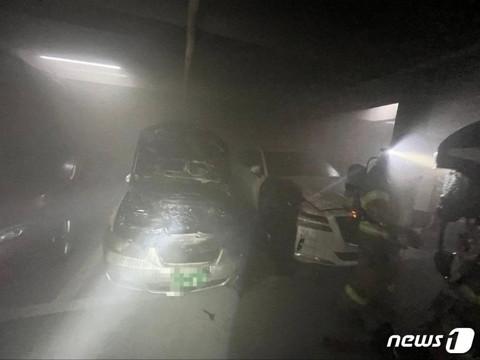 본문 이미지 - 28일 오전 4시52분 경북 영천 야사동의 한 아파트 지하주차장에서 원인을 알 수 없는 불이 나 차량 2대가 불에 탔다. (경북소방본부 제공) 2023.5.28/뉴스1