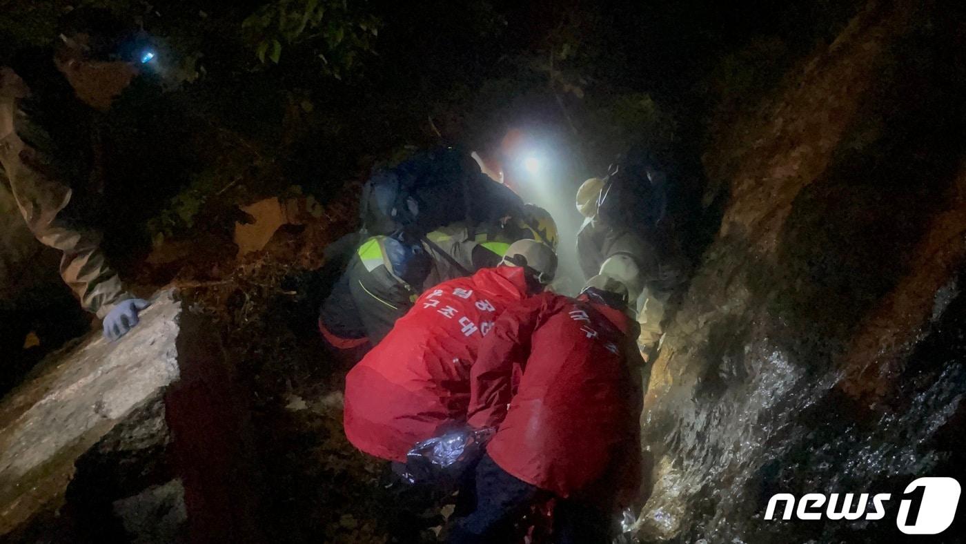 본문 이미지 - 설악산 등반 중 다리 다친 50대 조난자 구조작업.(설악산국립공원사무소 제공) 2023.5.28/뉴스1