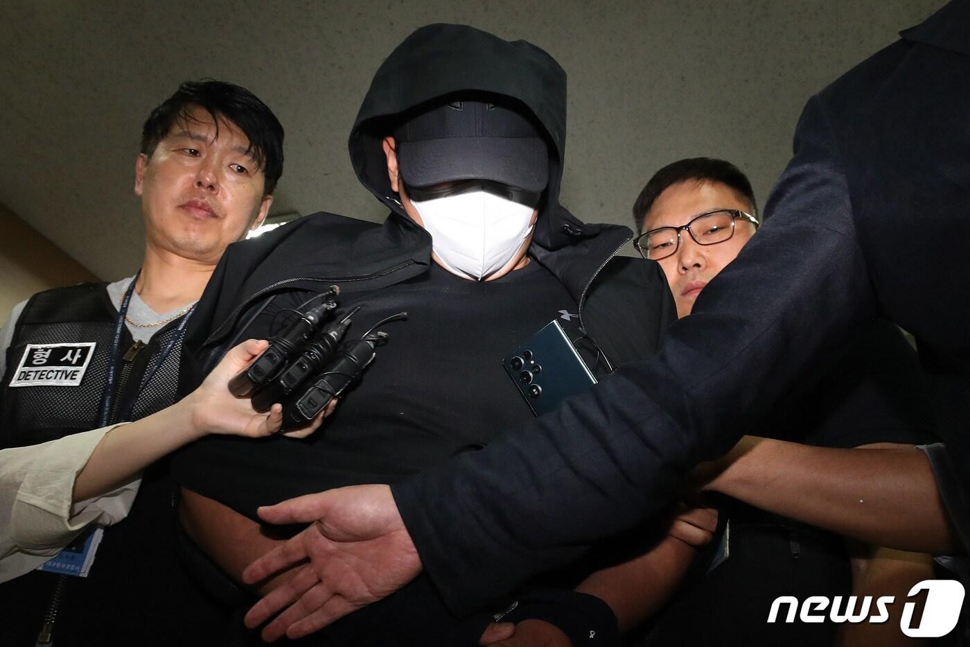 본문 이미지 - 착륙 중 항공기 비상문을 개방한 혐의(항공보안법 위반)로 긴급체포된 30대 남성 A씨가 28일 오후 대구 수성구 대구지방법원에서 열리는 구속 전 피의자심문(영장실질심사)을 받기 위해 법정으로 향하고 있다. 2023.5.28/뉴스1 ⓒ News1 공정식 기자
