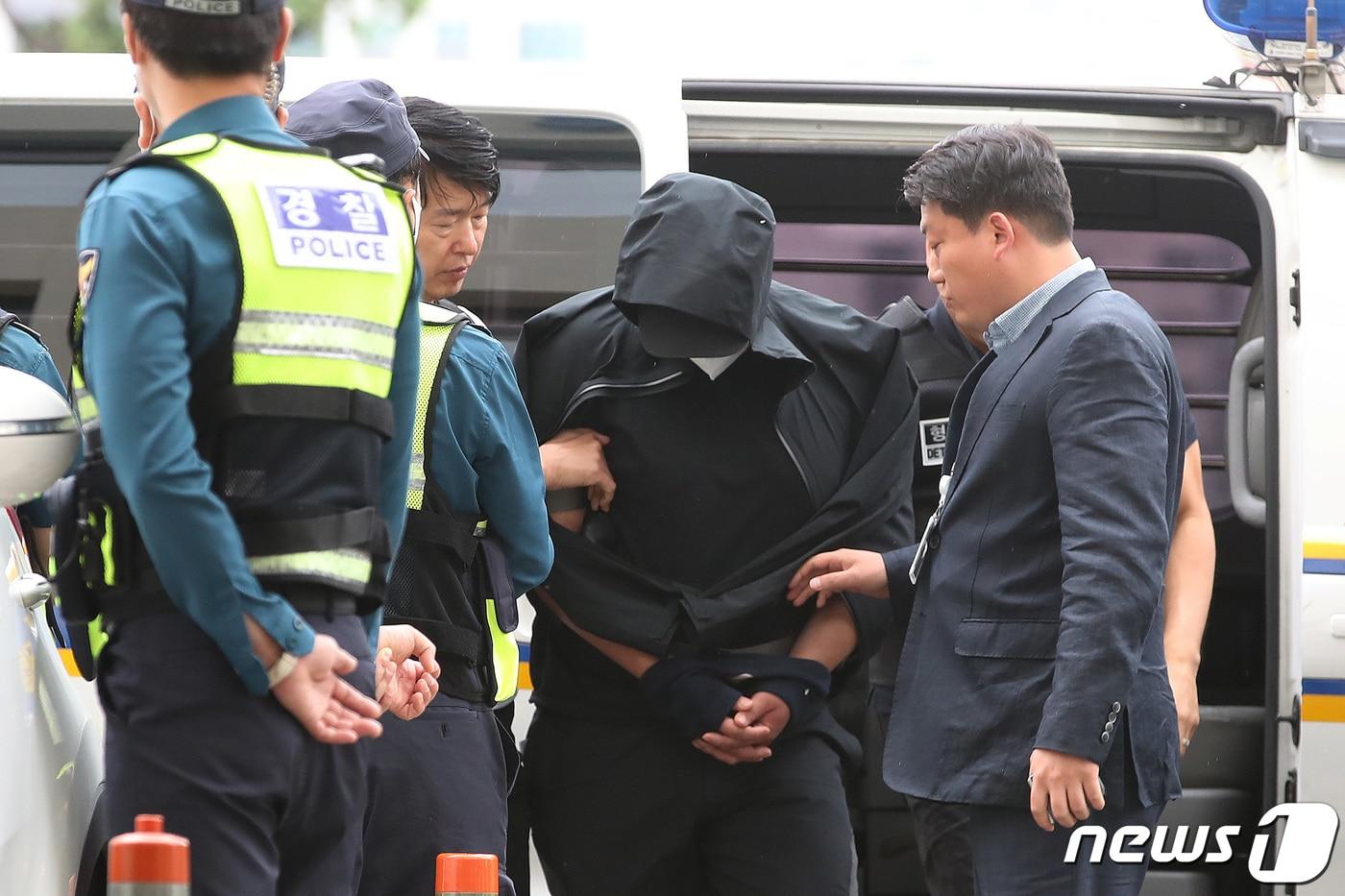 본문 이미지 - 대구공항 착륙 중 항공기 비상문을 개방한 혐의(항공보안법 위반)로 긴급체포된 30대 남성 A씨가 28일 오후 대구 수성구 대구지방법원에서 열리는 구속 전 피의자심문(영장실질심사)을 받기 위해 법정으로 향하고 있다. 2023.5.28/뉴스1 ⓒ News1 공정식 기자