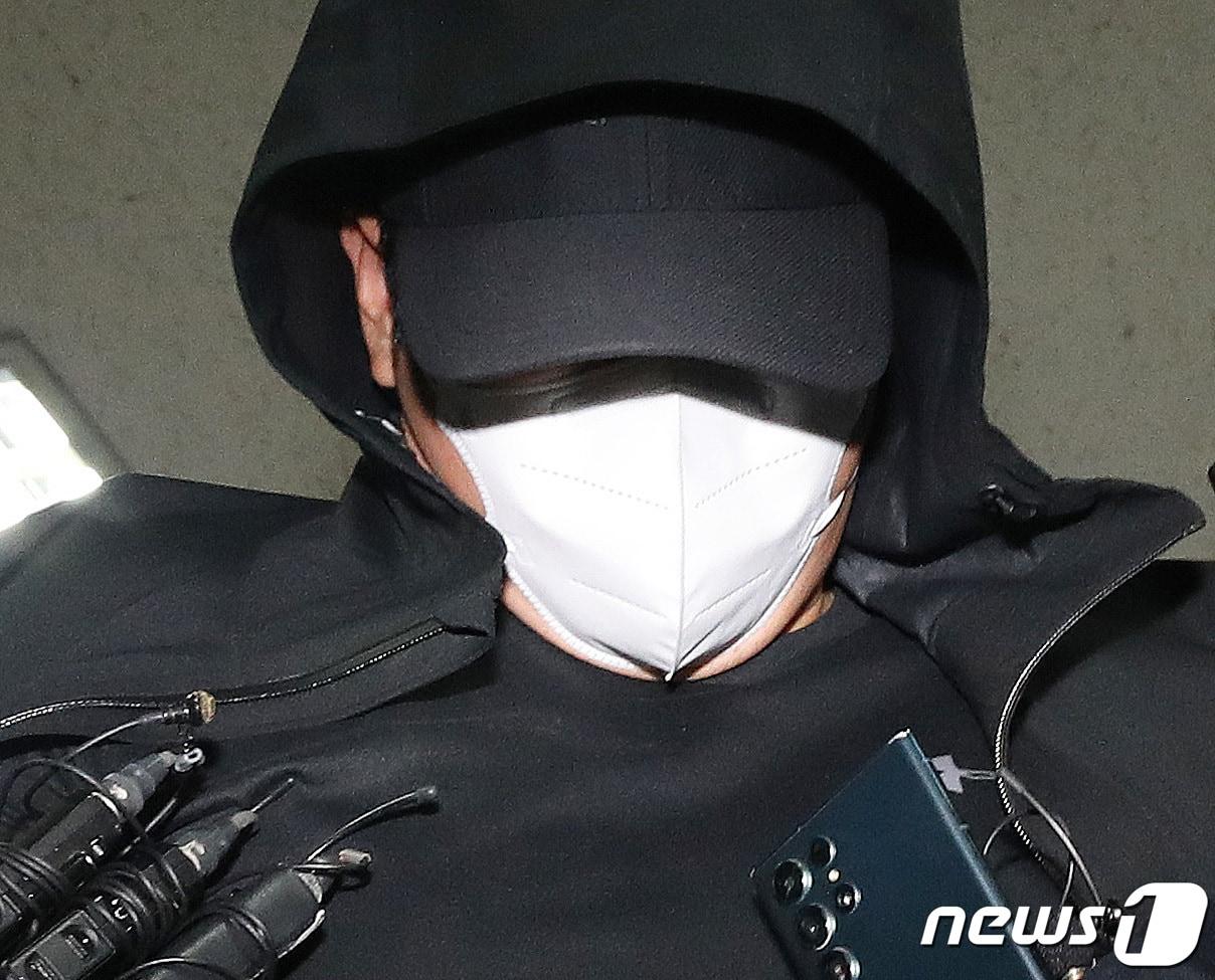 본문 이미지 - 대구공항 착륙 중 항공기 비상문을 개방한 혐의(항공보안법 위반)로 긴급체포된 30대 남성 A씨가 28일 오후 대구 수성구 대구지방법원에서 열리는 구속 전 피의자심문(영장실질심사)을 받기 위해 법정으로 향하고 있다. 2023.5.28/뉴스1 ⓒ News1 공정식 기자
