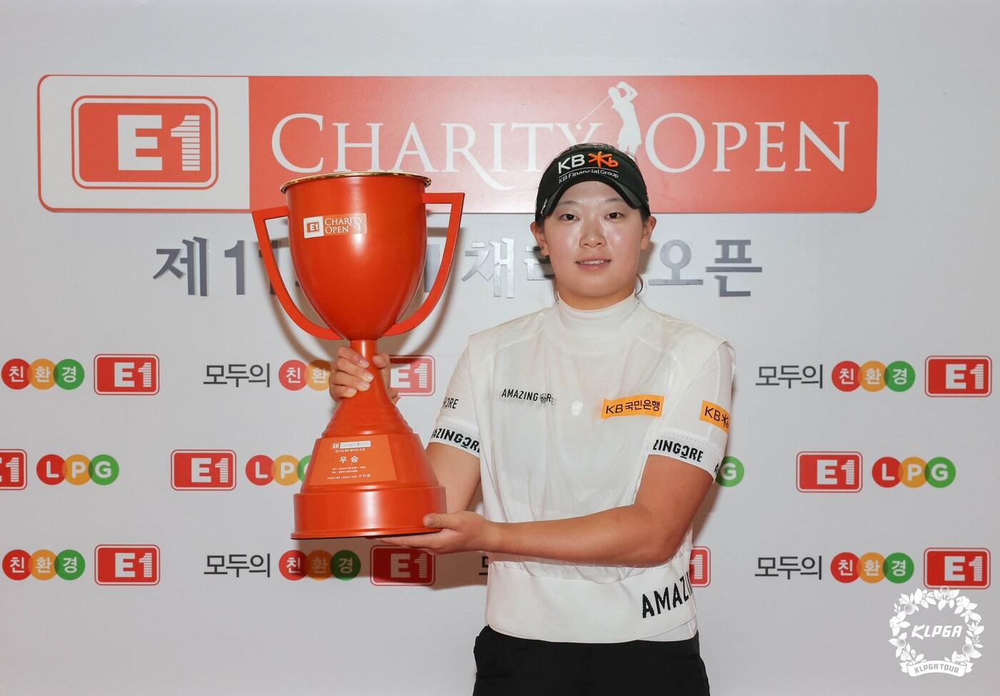 방신실이 28일 강원도 원주 성문안 컨트리클럽에서 열린 KLPGA투어 '제11회 E1 채리티 오픈'최종라운드에서 우승을 차지한 후 트로피를 들고 포즈를 취하고 있다. (KLPGA 제공) 2023.5.28/뉴스1