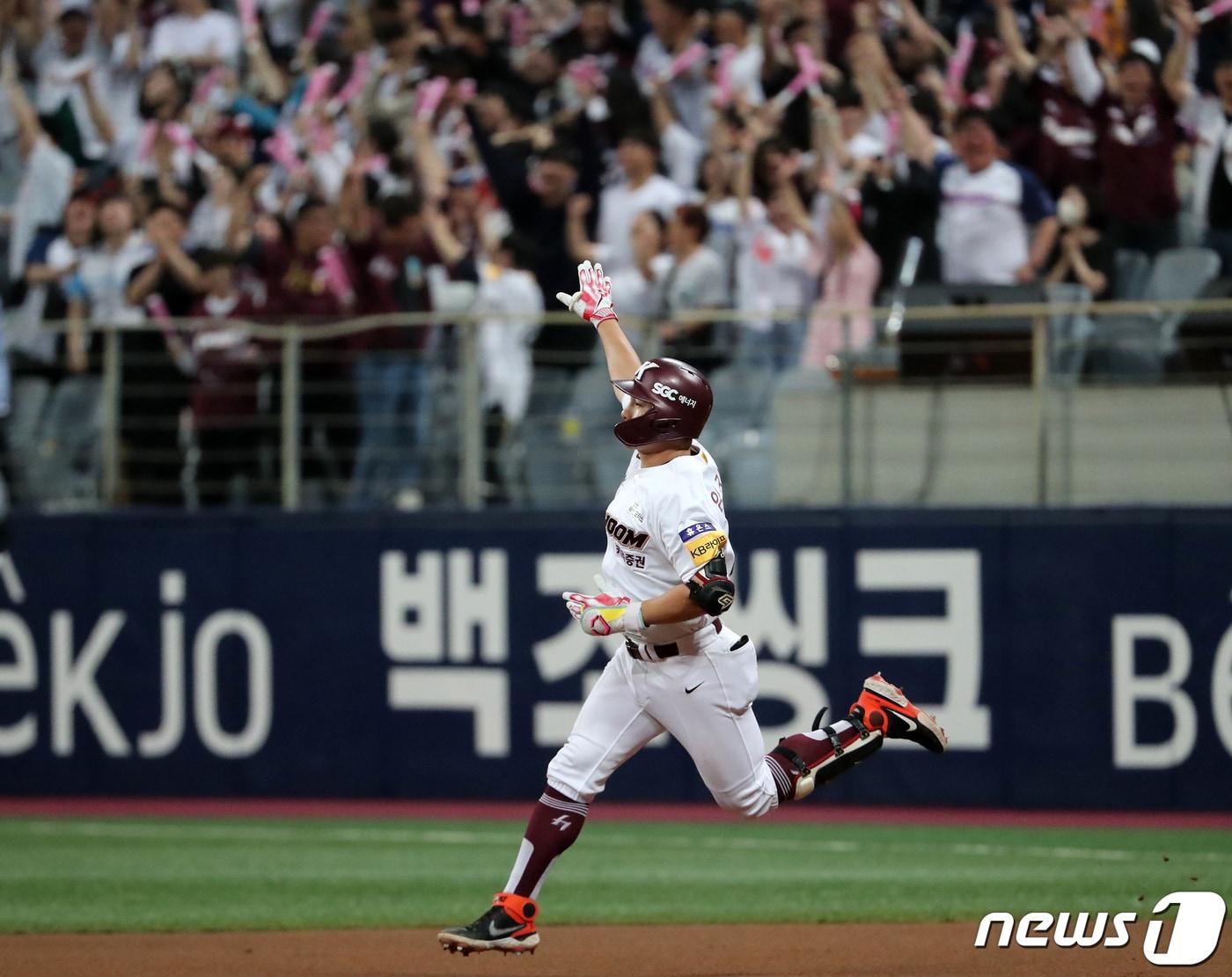 본문 이미지 - 28일 오후 서울 구로구 고척 스카이돔에서 열린 프로야구 '2023 신한은행 SOL KBO리그' 롯데 자이언츠와 키움 히어로즈 경기, 키움 임지열이 8회말 2사 만루에서 역전 만루홈런을 친 뒤 환호하며 홈으로 향하고 있다. 2023.5.28/뉴스1 ⓒ News1 김진환 기자
