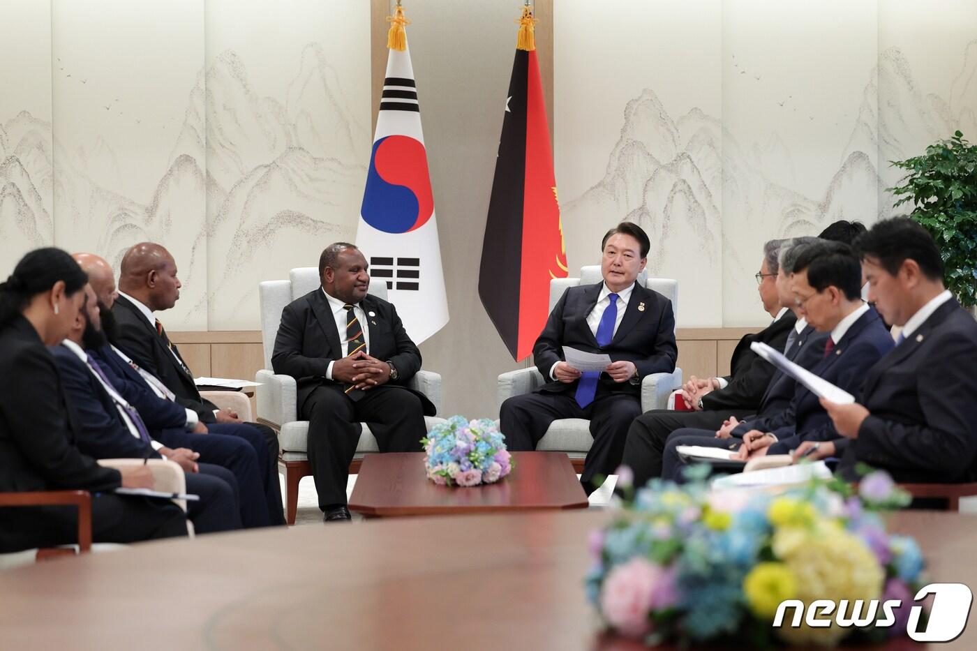 본문 이미지 - 윤석열 대통령이 28일 용산 대통령실 청사에서 태평양도서국 파푸아뉴기니 제임스 마라페 총리와 양자 회담을 하고 있다. (대통령실 제공) 2023.5.28/뉴스1 ⓒ News1 오대일 기자