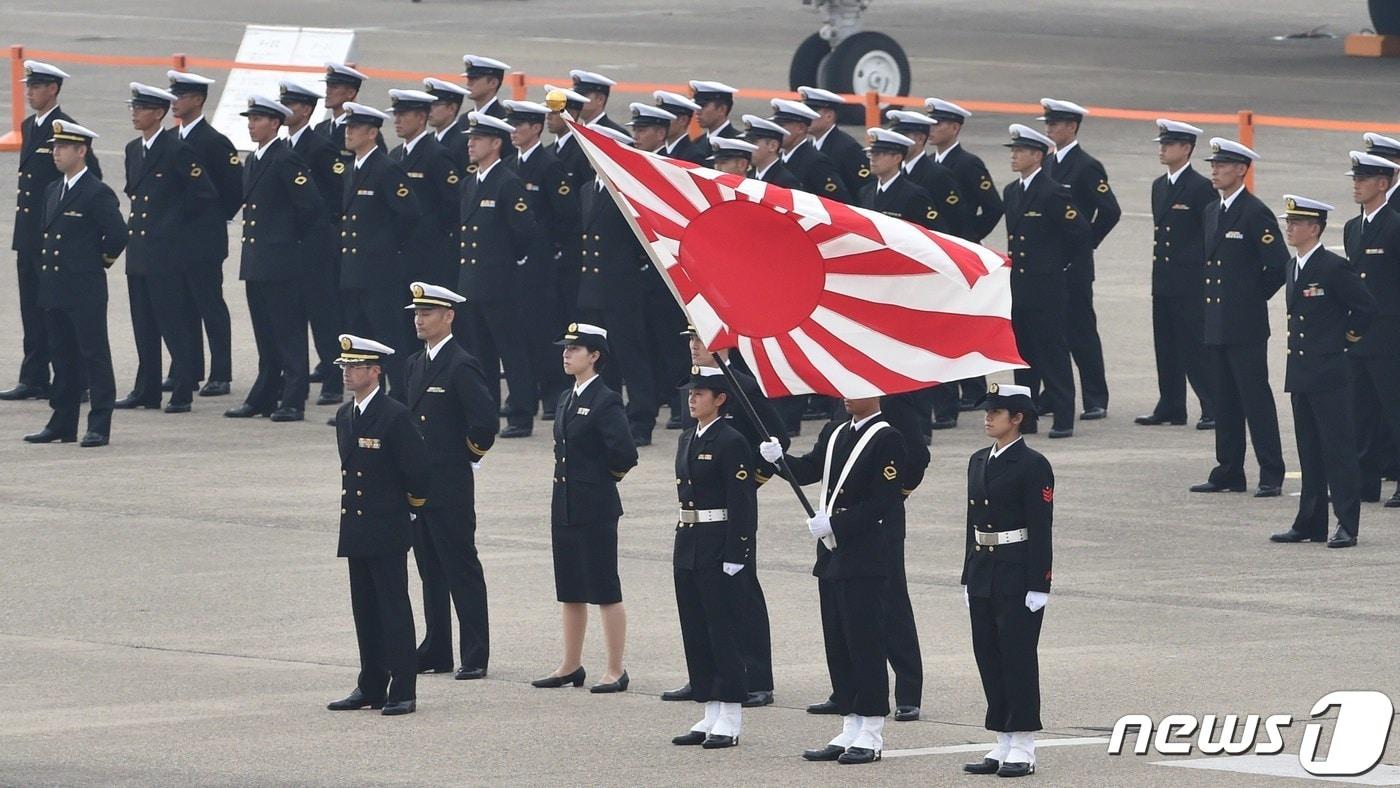 본문 이미지 - 일본 해상자위대와 '욱일' 문양의 자위함기 <자료사진> ⓒ AFP=뉴스1