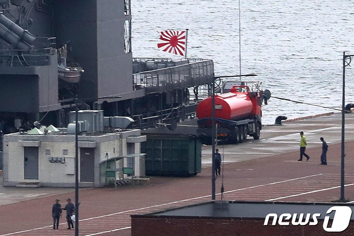 본문 이미지 - 29일 오전 부산 남구 해군작전기지에 일본 해상자위대 호위함 하마기리함이 욱일기의 일종인 자위함기를 게양한 채 입항했다. 일본 함정은 오는 31일 제주 동남방 공해상에서 한국 정부가 주최하는 다국적 해양 차단훈련에 참가한다. 2023.5.29/뉴스1 ⓒ News1 윤일지 기자