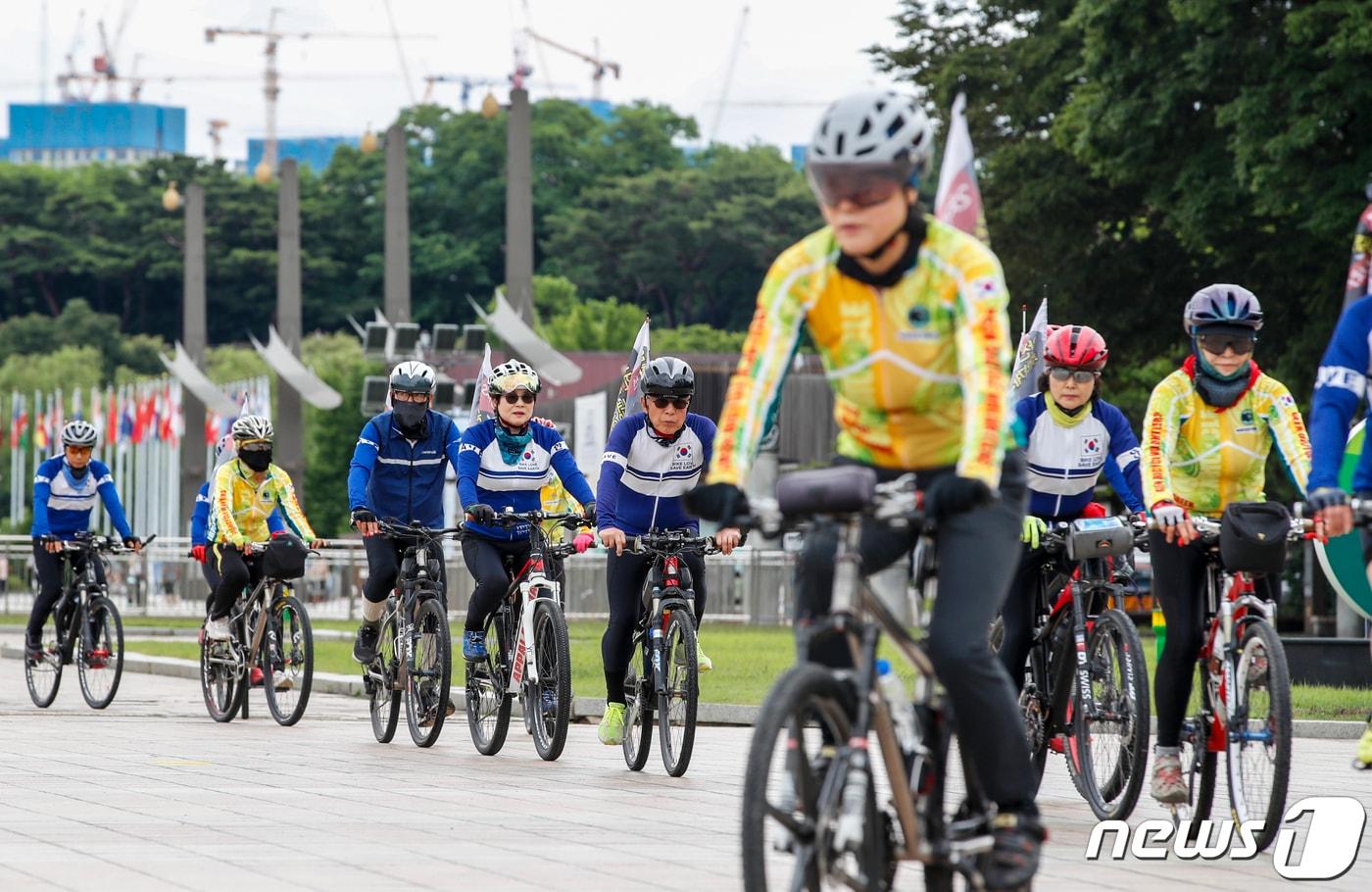 본문 이미지 - 한국자전거단체협의회를 비롯한 자전거 시민단체 활동가들이 29일 서울 송파구 올림픽공원에서 열린 '안전사각지대 취약계층 교통사고 줄이기 전국자전거캠페인 서울도착행사'에서 자전거를 타며 안전사고 예방 홍보활동을 하고 있다. (기사 내용과 무관함) 2023.5.29 ⓒ 뉴스1 김도우 기자