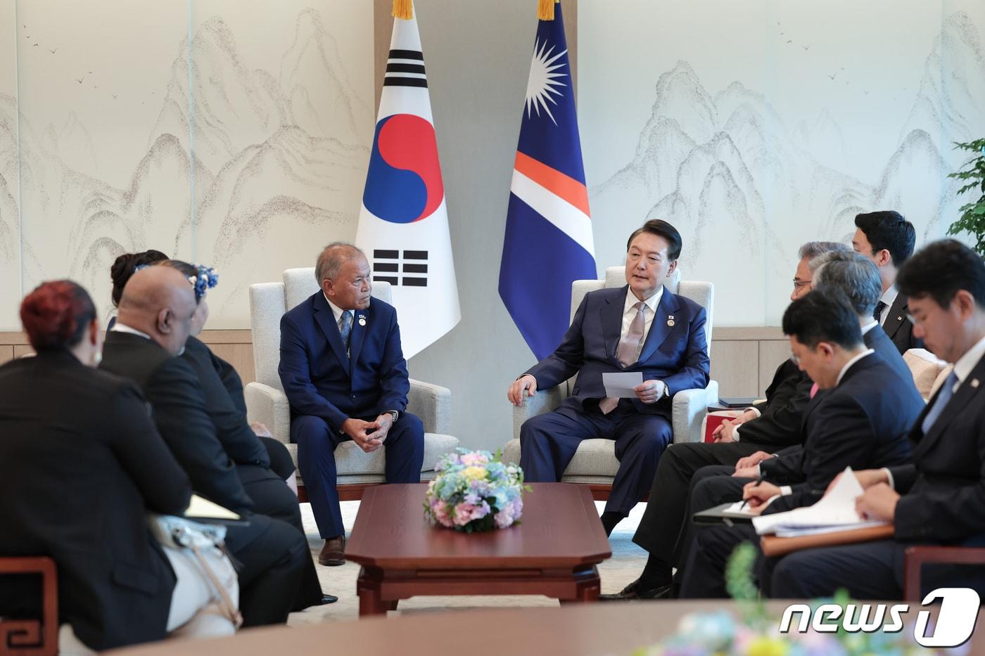 본문 이미지 - 윤석열 대통령이 29일 용산 대통령실 청사에서 태평양도서국 마셜제도 데이비드 카부아 대통령과 양자 회담을 하고 있다. (대통령실 제공) 2023.5.29/뉴스1 ⓒ News1 오대일 기자